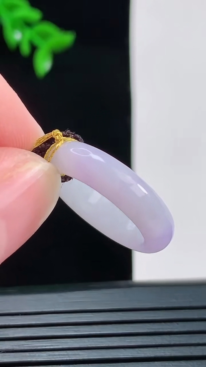 天然A货翡翠紫罗兰玉指环戒指，尺寸15.6-6.1重量:2.87g2026年8月30日
工厂直销收藏佳品,种好水足，色泽均匀，有种有色，上手高大气！