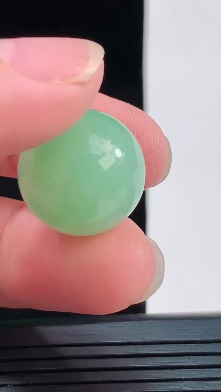 天然A货翡翠圆珠吊坠，尺寸18.2，重量:10.73g8月30日
工厂直销收藏佳品,种好水足，色泽均匀，有种有色，上手高大气！