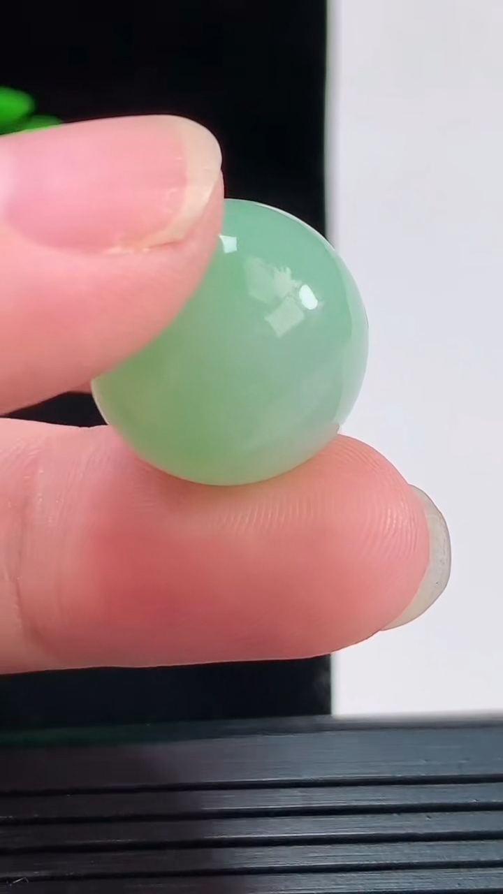 天然A货翡翠圆珠吊坠，尺寸18.2，重量:10.73g8月30日
工厂直销收藏佳品,种好水足，色泽均匀，有种有色，上手高大气！