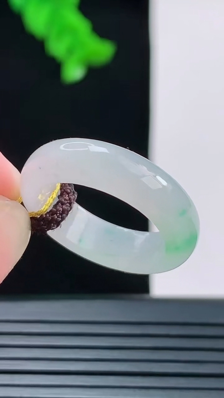 天然A货翡翠玉指环戒指，尺寸16.4-5.9重量:，3.35g2026年8月30日
工厂直销收藏佳品,种好水足，色泽均匀，有种有色，上手高大气！