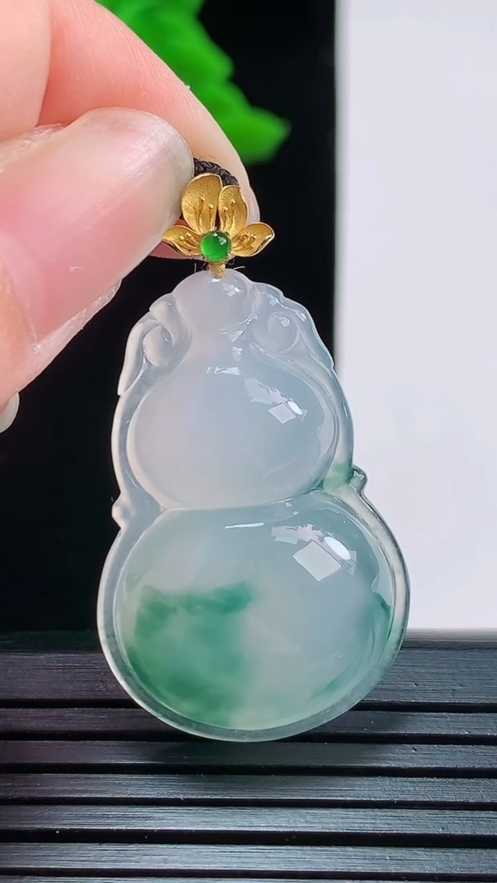 天然A货翡翠18k金飘花葫芦吊坠，尺寸30.5-21.2-6重量:6.09g
8月30日