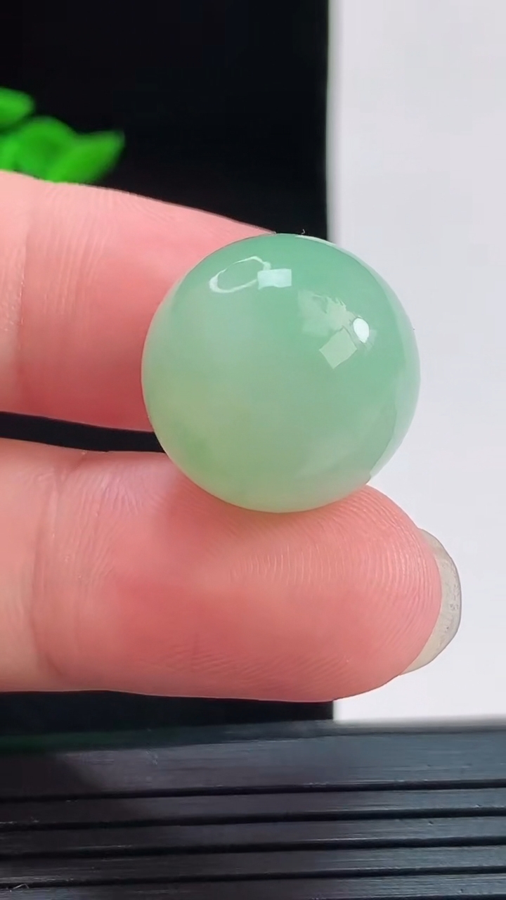 天然A货翡翠圆珠吊坠，尺寸18.2，重量:10.73g8月30日
工厂直销收藏佳品,种好水足，色泽均匀，有种有色，上手高大气！
