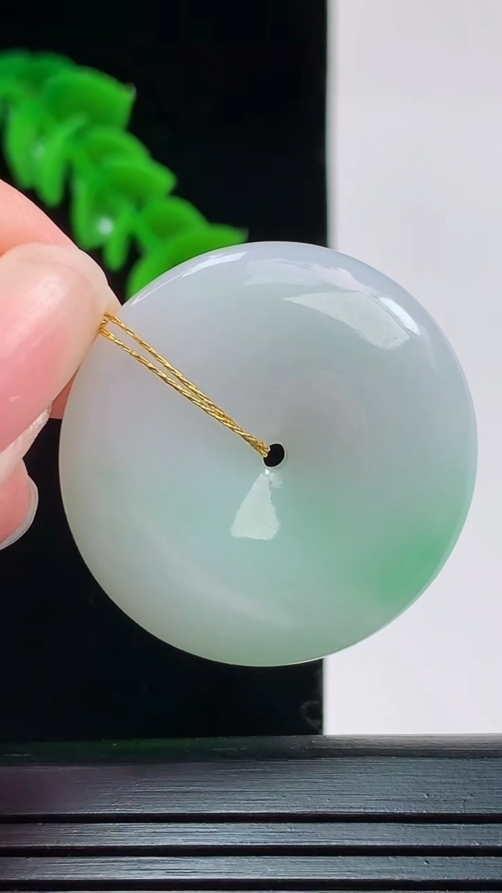 天然A货翡翠平安扣吊坠，尺寸30.8-5.2重量:11.39g
8月30日