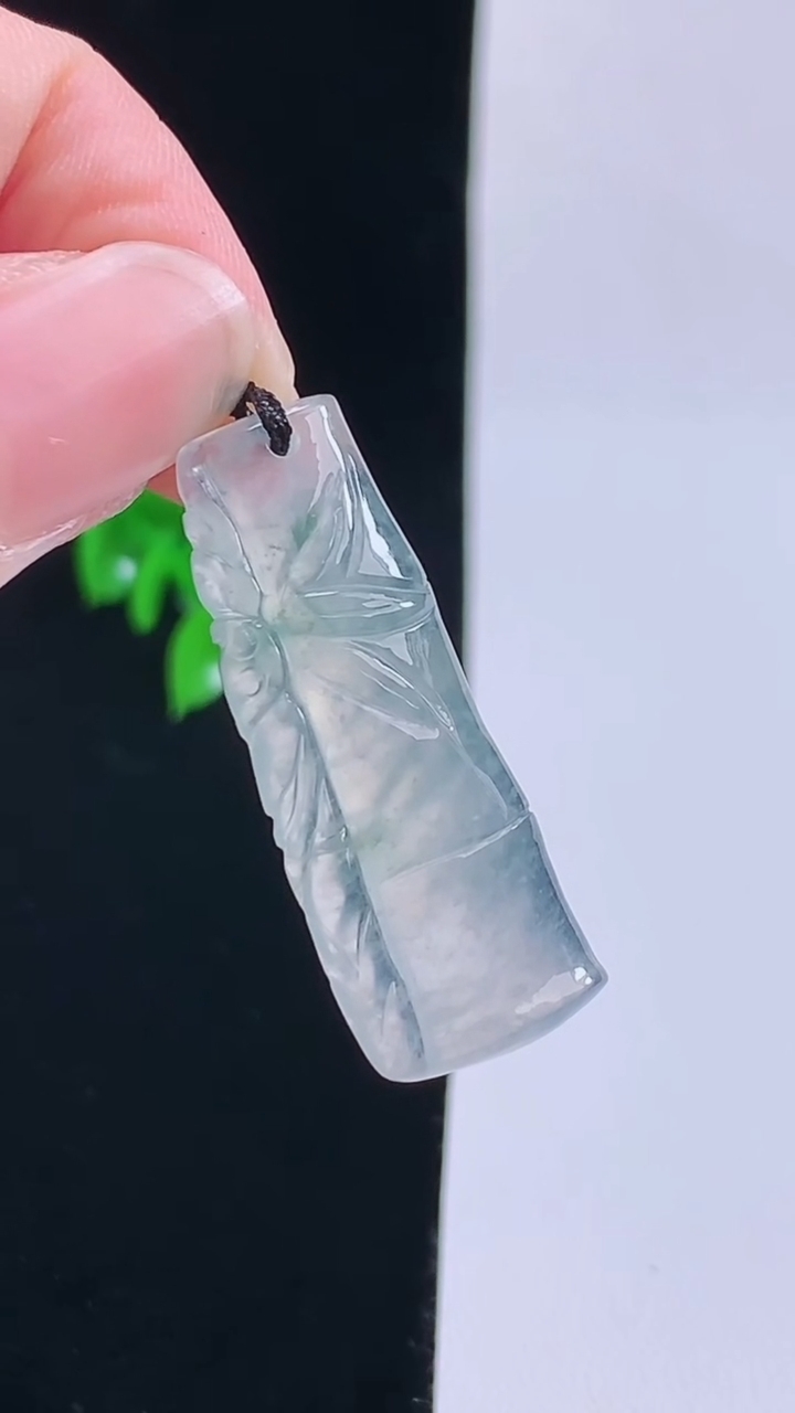 天然A货翡翠节节高升 竹节吊坠，尺寸32.6-12.3-4.5重量:3.63g
8月30日
