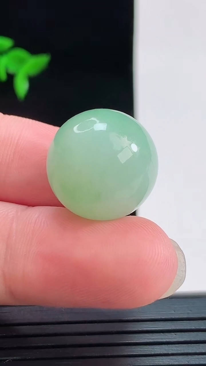 天然A货翡翠圆珠吊坠，尺寸18.2，重量:10.73g8月30日
工厂直销收藏佳品,种好水足，色泽均匀，有种有色，上手高大气！