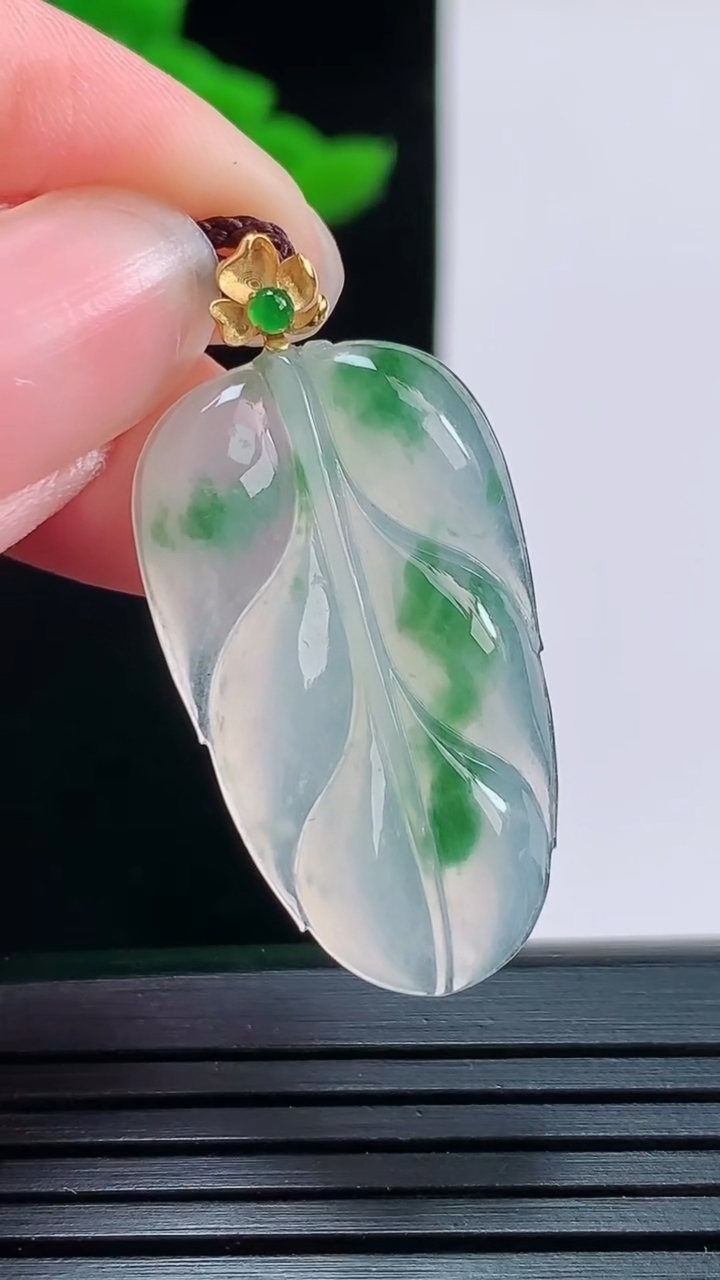 天然A货翡翠18k金飘花金枝玉叶 叶子吊坠，尺寸27.5-16.7-3.8重量:3.33g
8月30