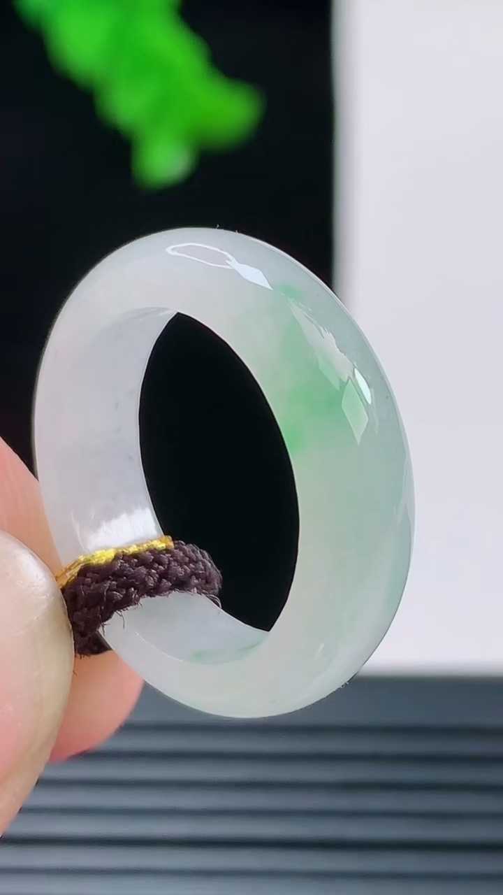 天然A货翡翠玉指环戒指，尺寸16.4-5.9重量:，3.35g2026年8月30日
工厂直销收藏佳品