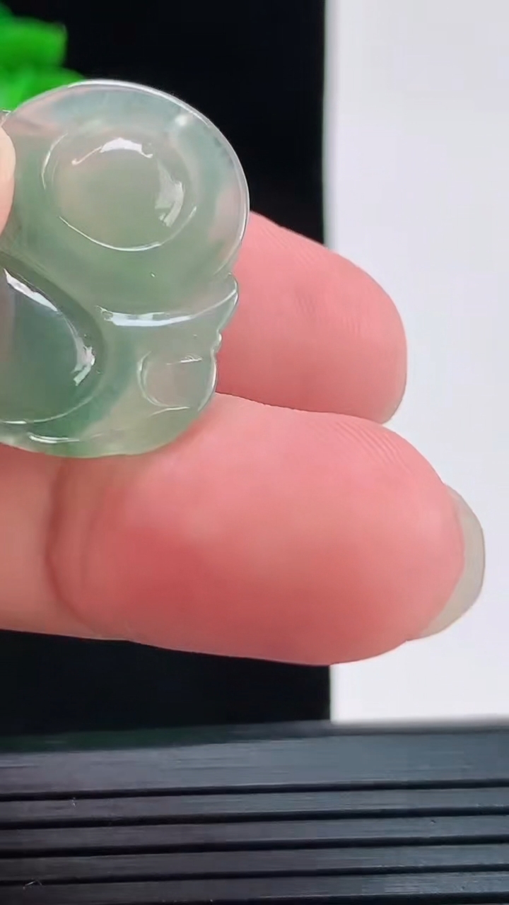 天然A货翡翠飘花佛公吊坠，尺寸27.6-29.8-5.6重量:6.83g
8月30日