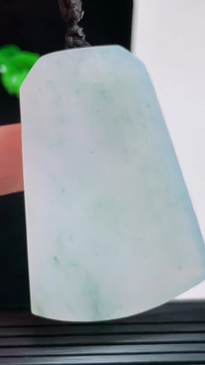 天然A货翡翠飘花仿古无事牌吊坠，尺寸59.4-39.7-6重量:34.21g
8月30日