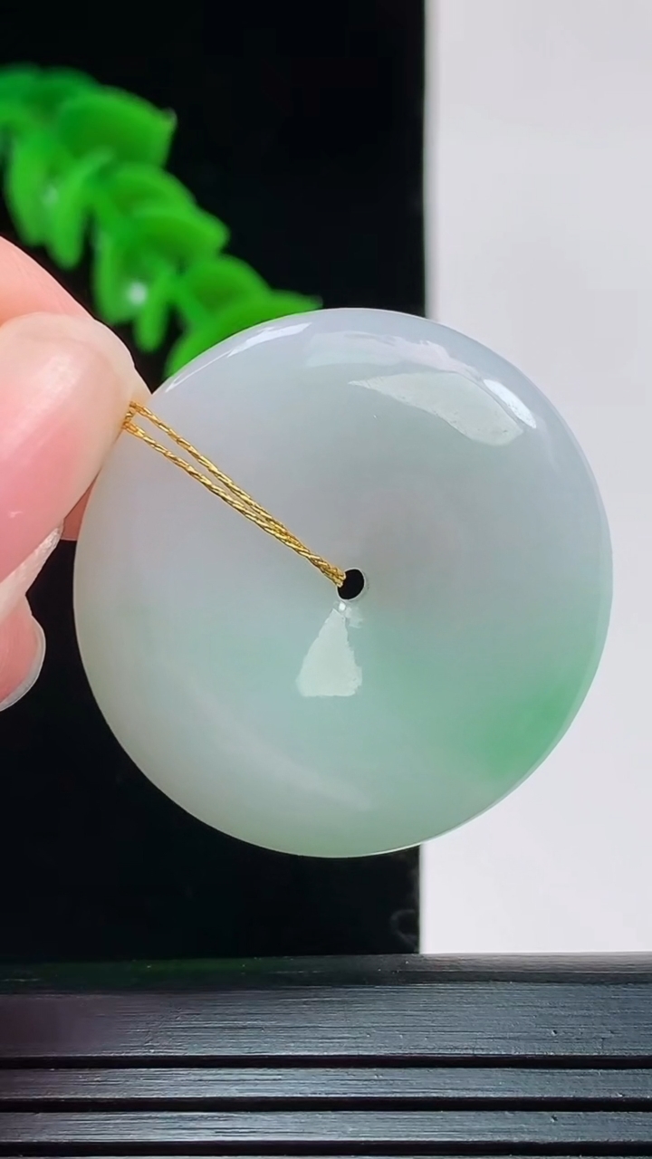 天然A货翡翠平安扣吊坠，尺寸30.8-5.2重量:11.39g
8月30日