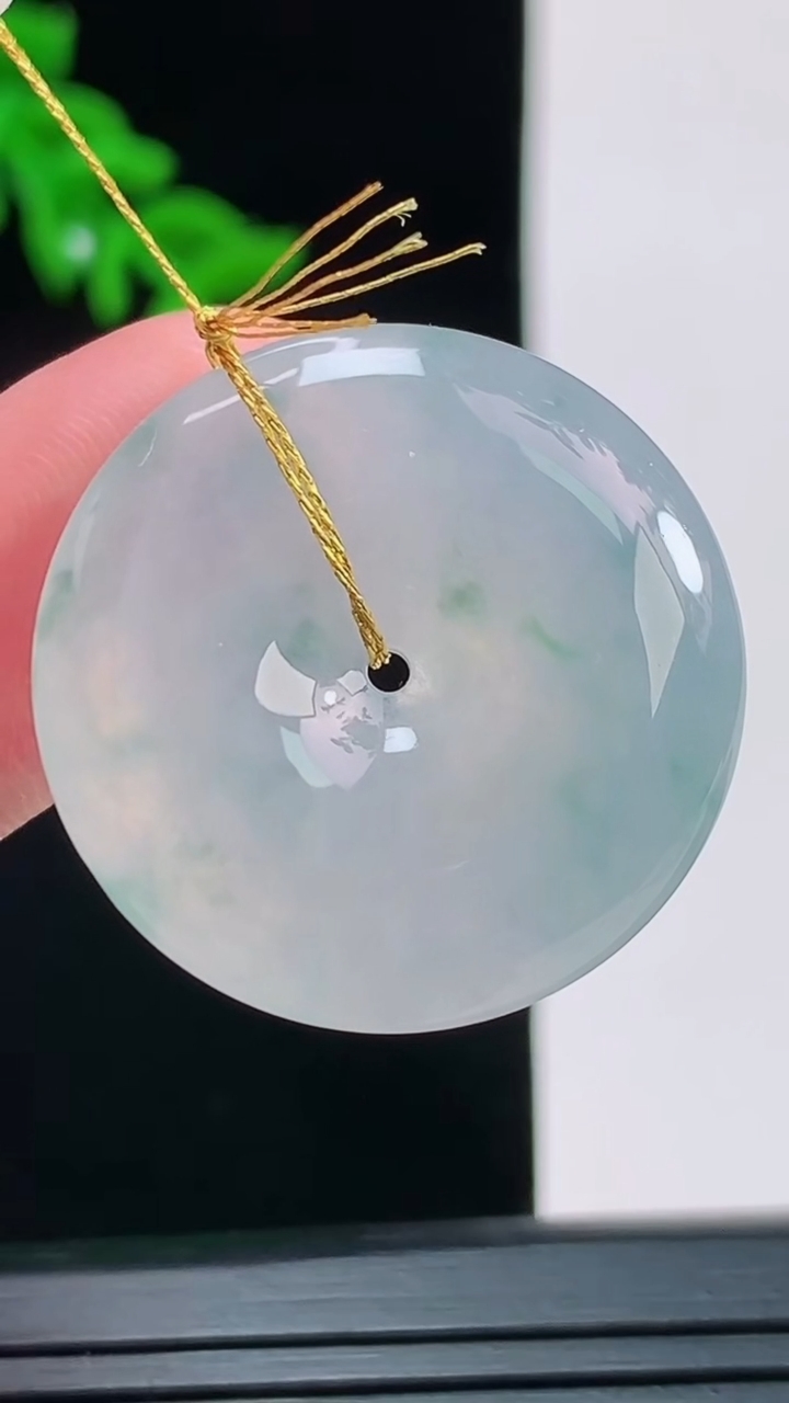 天然A货翡翠冰种飘花平安扣吊坠，尺寸26.2-6.1重量:8.14g
8月30日