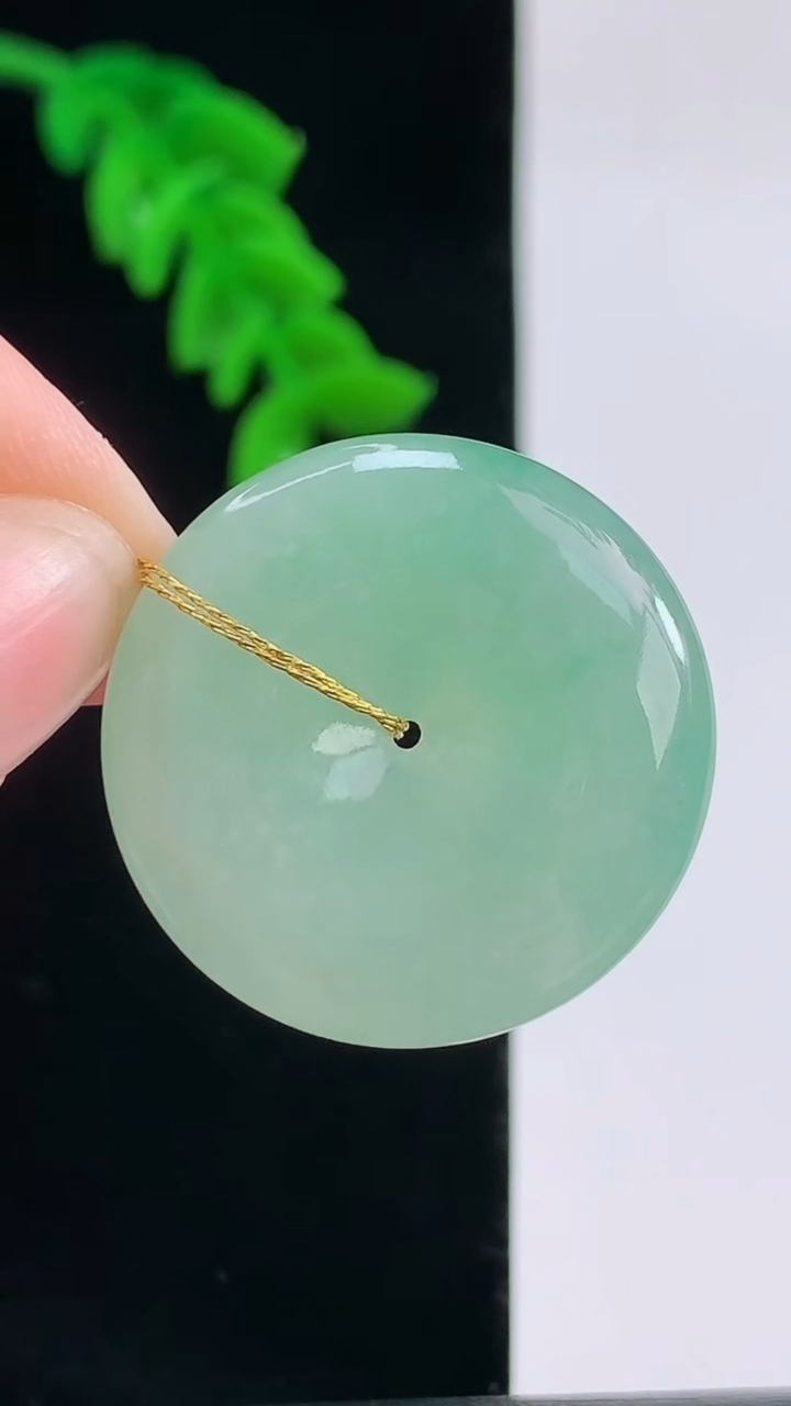 天然A货翡翠平安扣吊坠，尺寸25.6-5.7重量:8.06g
8月30日