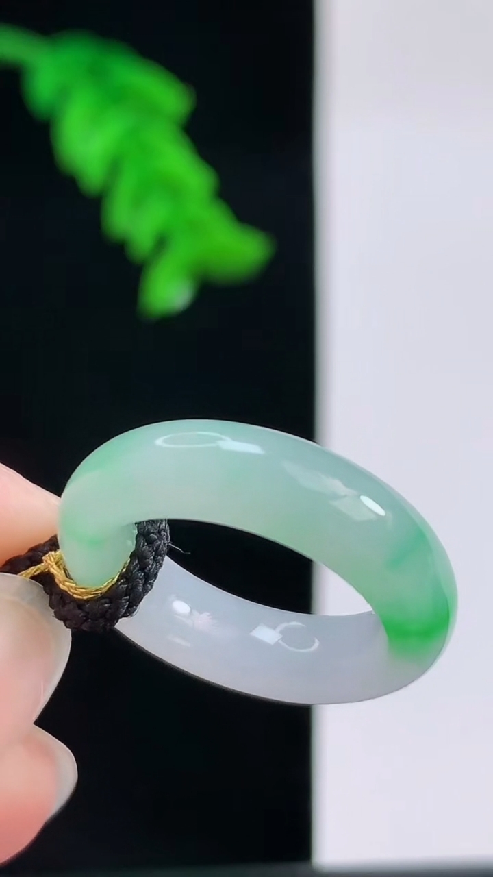 天然A货翡翠玉指环戒指，尺寸14.6-5.1重量:2.86g2026年8月30日
工厂直销收藏佳品,种好水足，色泽均匀，有种有色，上手高大气！
