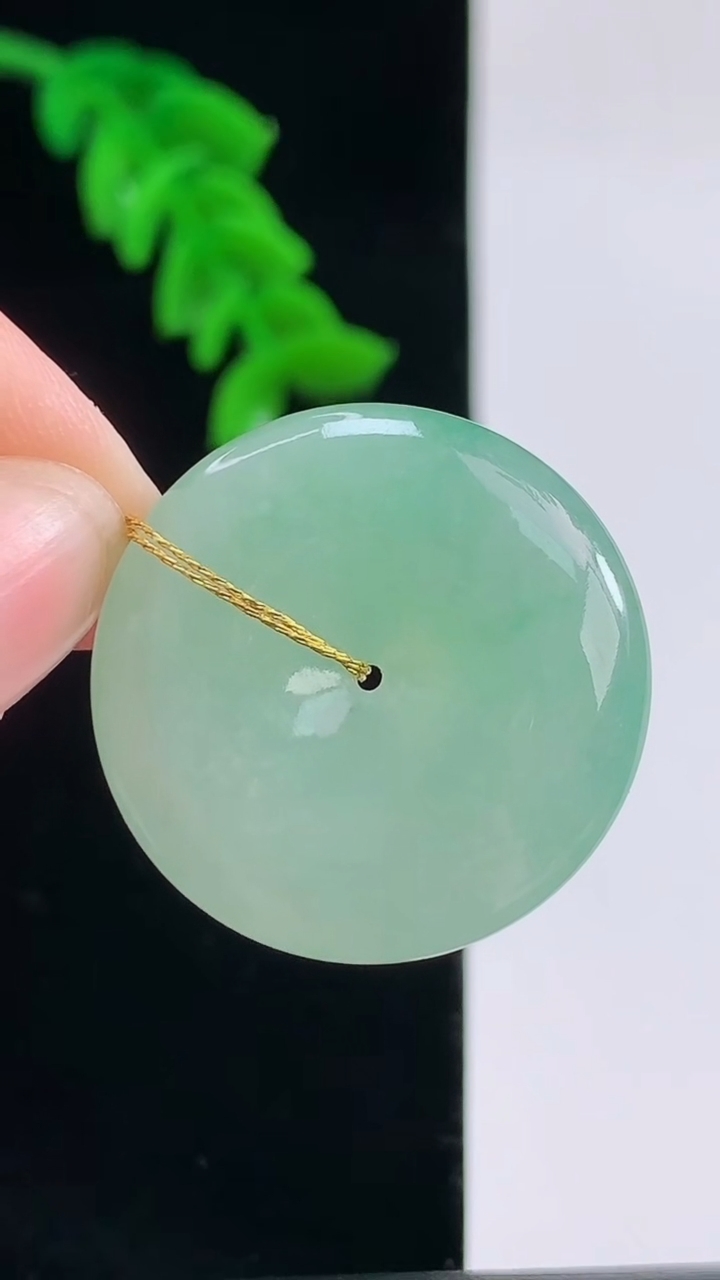 天然A货翡翠平安扣吊坠，尺寸25.6-5.7重量:8.06g
8月30日
