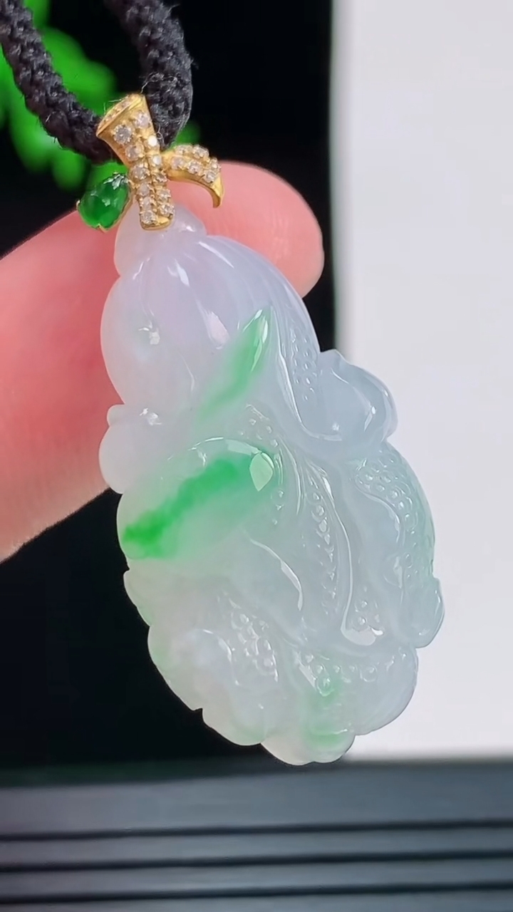 天然A货翡翠白菜吊坠，尺寸32.3-16.5-8.9重量:7.60g
8月30日
