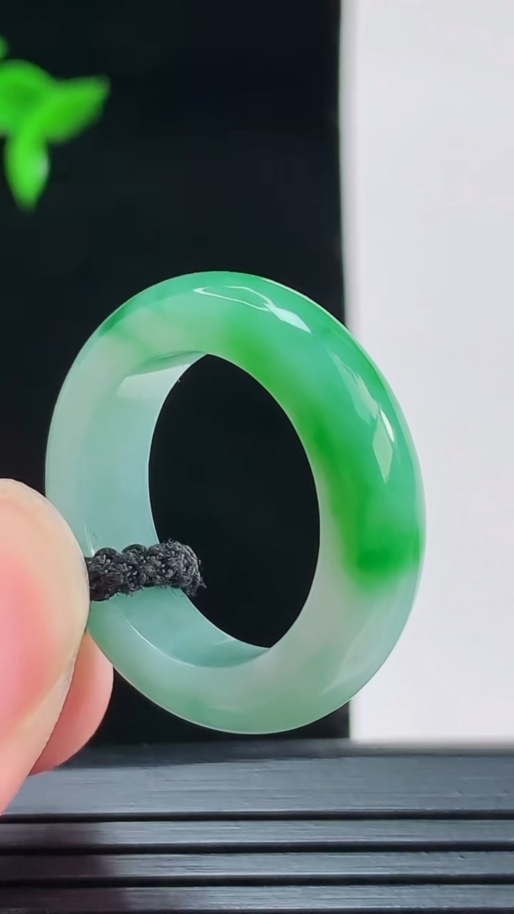 天然A货翡翠玉指环戒指，尺寸18-6.2重量:5.54g2026年8月30日
工厂直销收藏佳品,种好