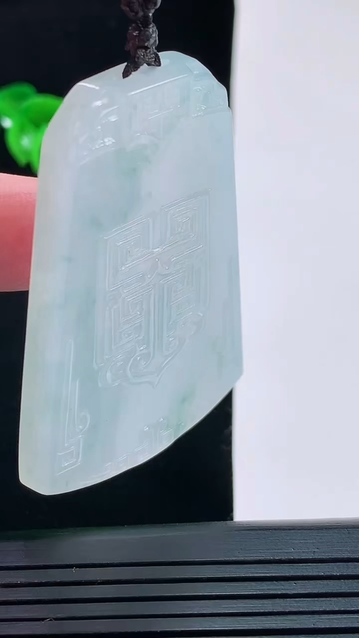 天然A货翡翠飘花仿古无事牌吊坠，尺寸59.4-39.7-6重量:34.21g
8月30日