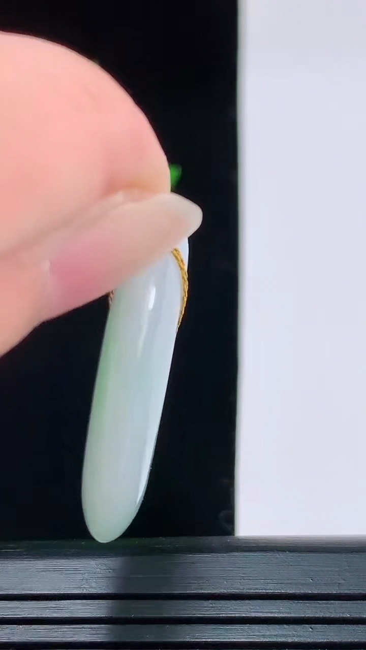 天然A货翡翠平安扣吊坠，尺寸30.8-5.2重量:11.39g
8月30日