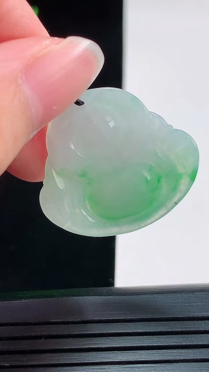 天然A货翡翠佛公吊坠，尺寸22.9-27-5.6重量:4.67g
8月30日