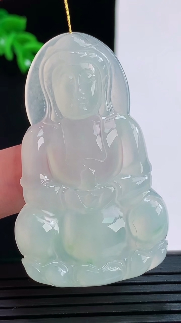 天然A货翡翠正装观音菩萨吊坠，尺寸54.1-33.1-5.4重量:16.64g
8月30日