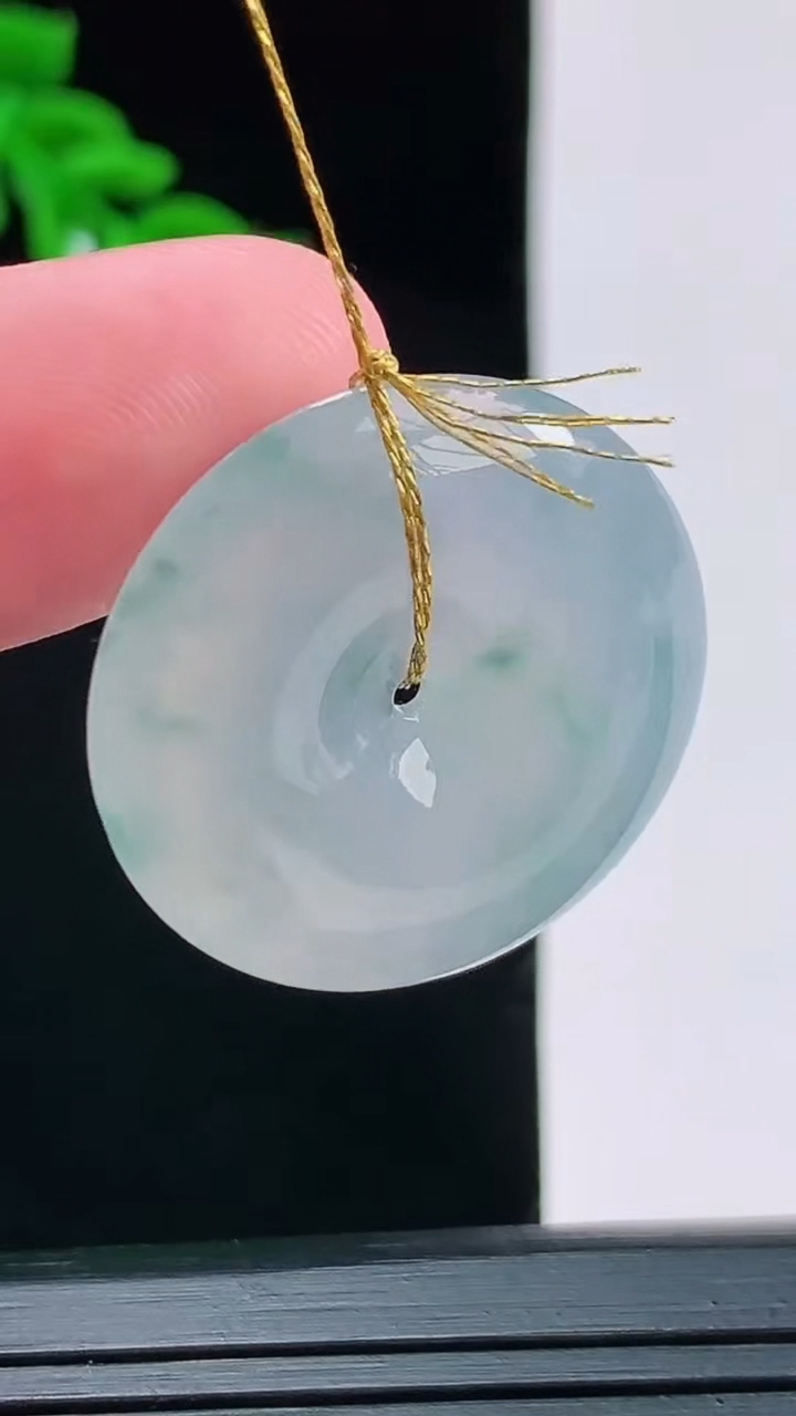 天然A货翡翠冰种飘花平安扣吊坠，尺寸26.2-6.1重量:8.14g
8月30日