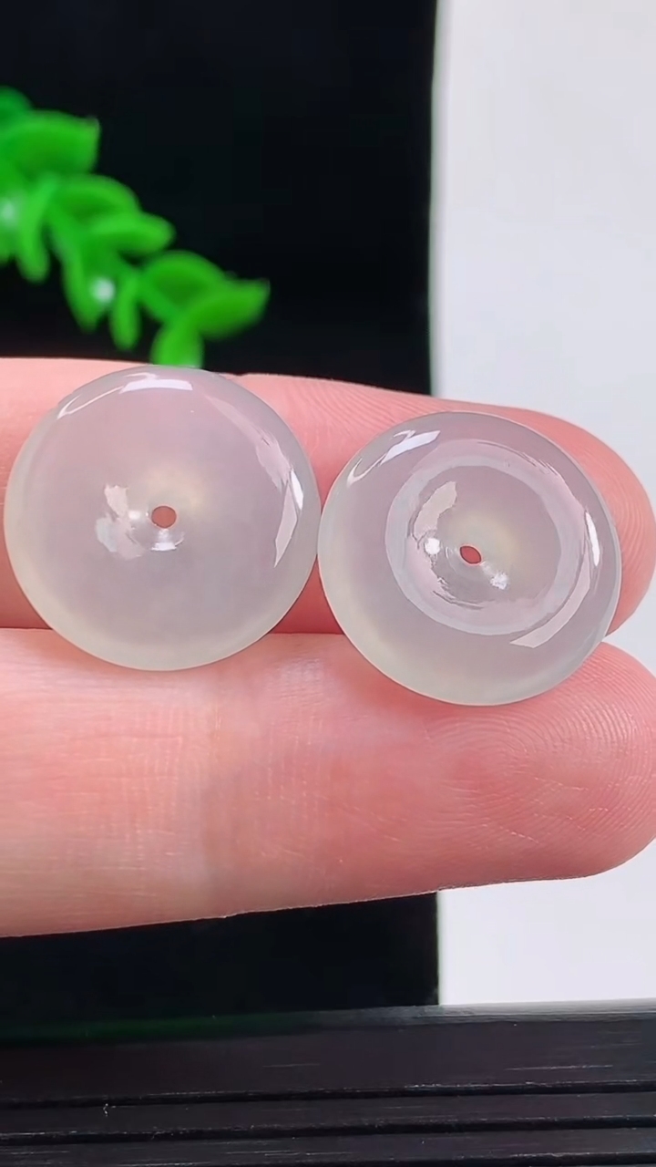 天然A货翡翠平安扣吊坠一对，尺寸17.7-4.3重量:5.60g
8月30日