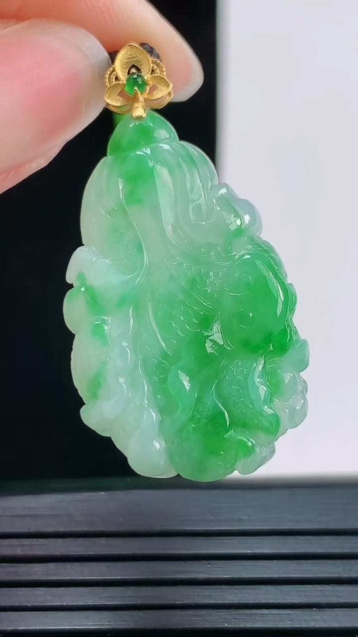 天然A货翡翠白菜吊坠，尺寸29.4-18.5-5.8重量:5.79g
8月30日