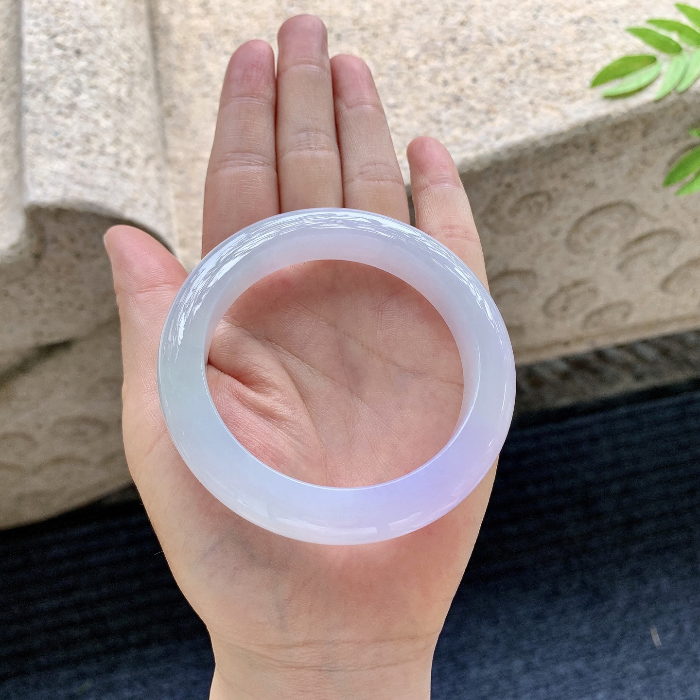 正圈54 55，圈口55.6/11.7/9.7，编码GN080133，冰糯种，水润，种老，细腻，无裂。