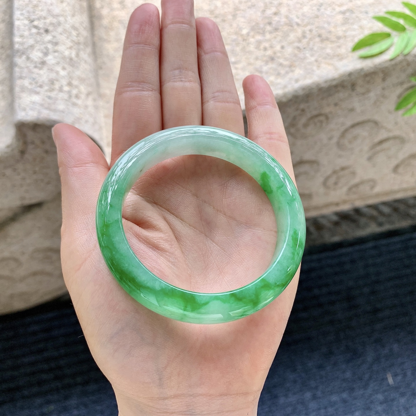 正圈52 53，圈口53/11.5/8.2，编码GN080136，描述冰糯辣绿，水润，种老，细腻，打
