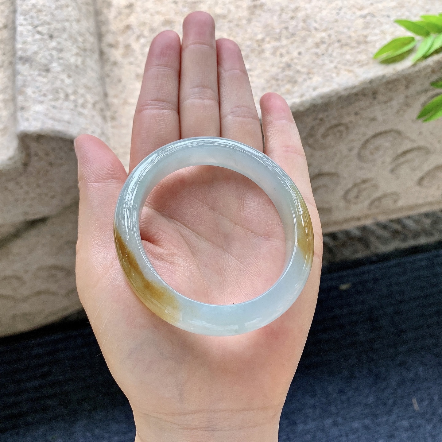糯冰飘黄翡，水润，种老，细腻，有纹线