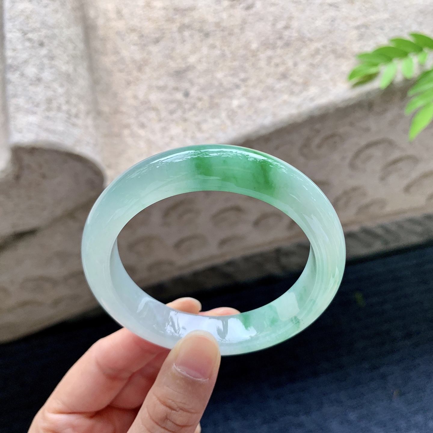 正圈54 55，圈口55.4/12.2/8.7，编码B2073005，描述冰糯飘绿，水润，种老，细腻，打灯有纹线