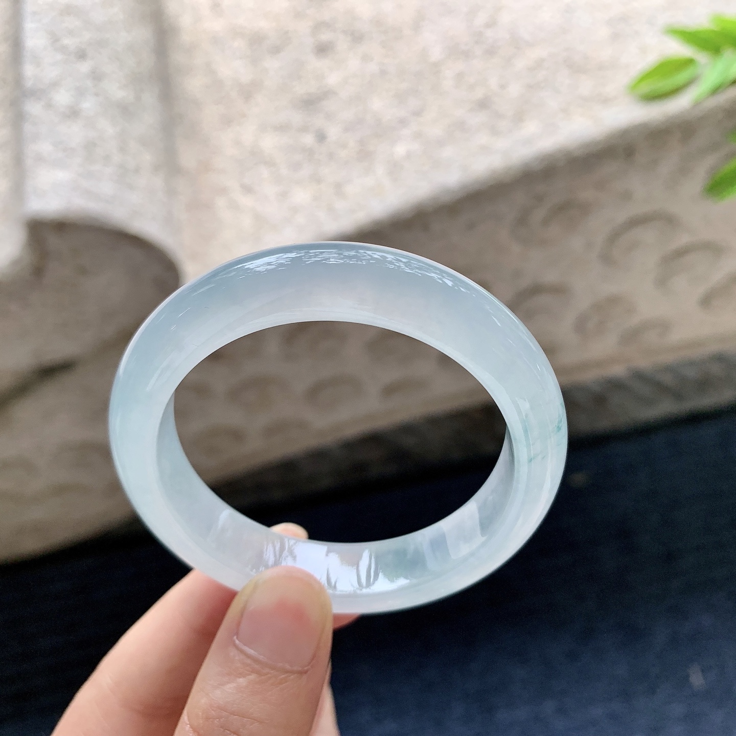 正圈49 50，圈口50.2/11.8/8，编码DZ080111，描述冰糯飘花，清透，水润，种老，细腻，有纹线