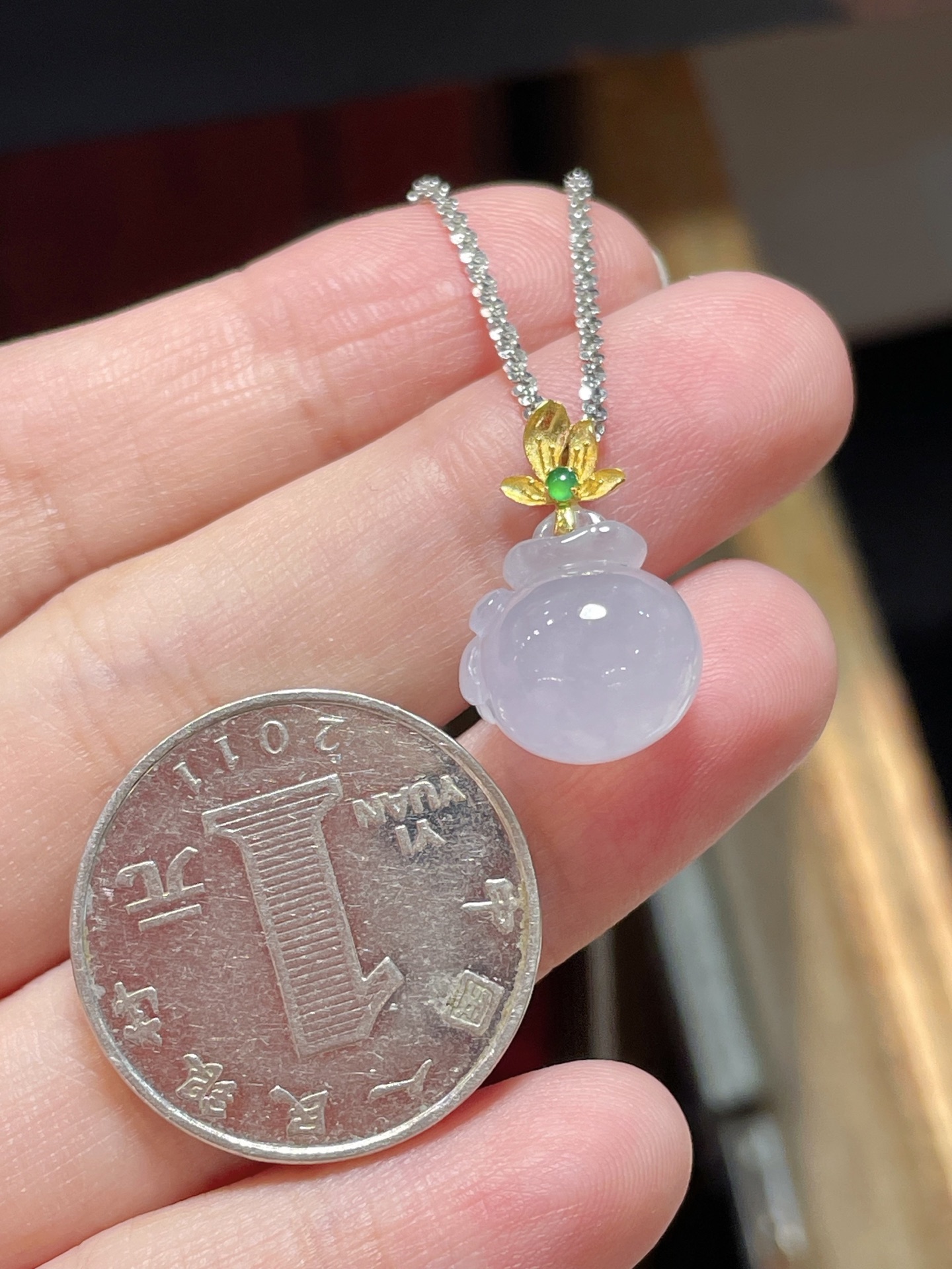 ️ 翡翠吊坠，料子水润通透，种老起光。18k金镶嵌，非常时尚好看，14.1-13