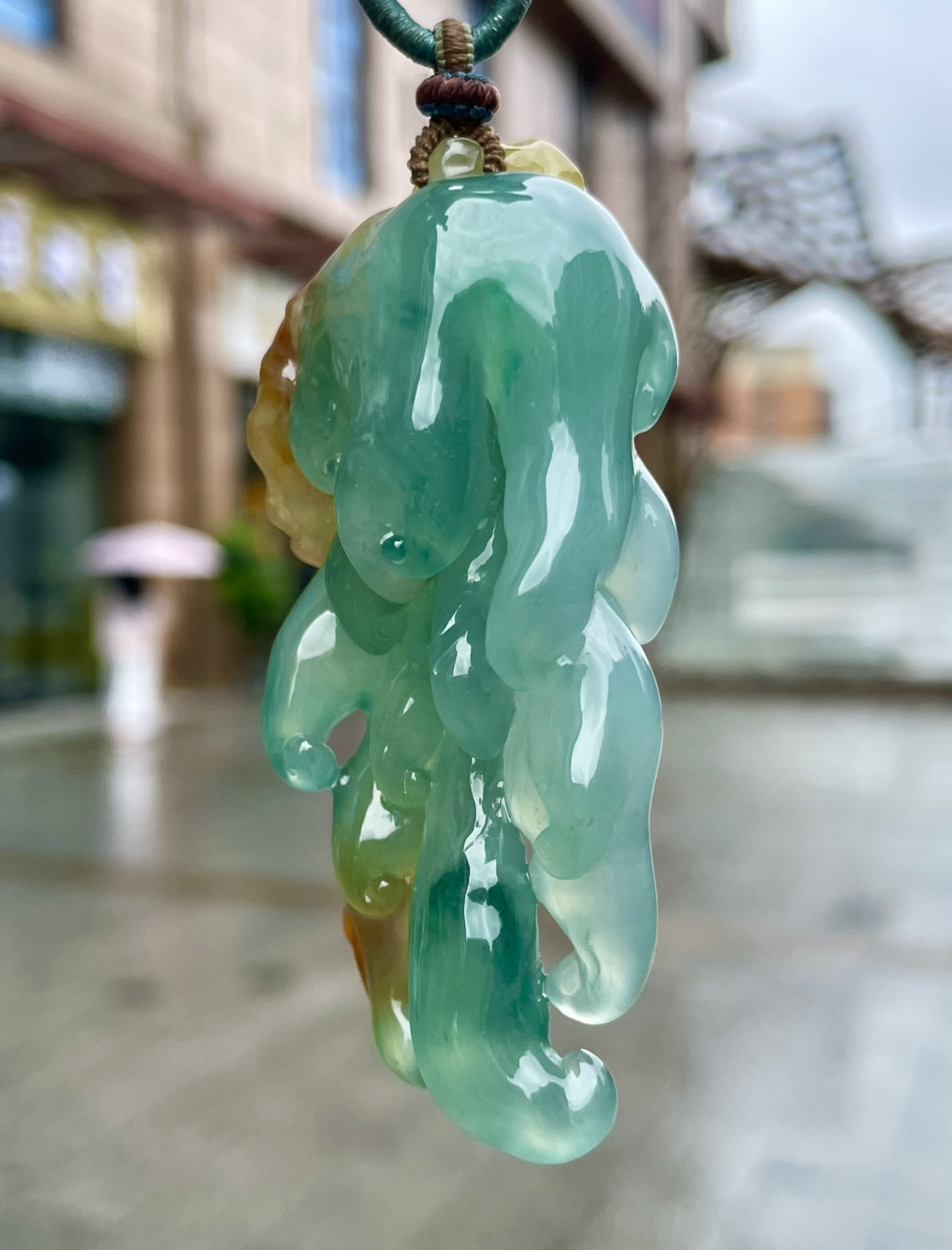【冰种多彩大佛手瓜】谐音福寿，寓意福寿如意。整体冰润通透，老种料，质地细腻起胶，光感强烈，荧光表现很好。雕工精美，寓意吉祥，厚庄立体。甜绿色，巧雕设计，上身效果很好，尺寸也很大件，少有的规格，推荐入手。