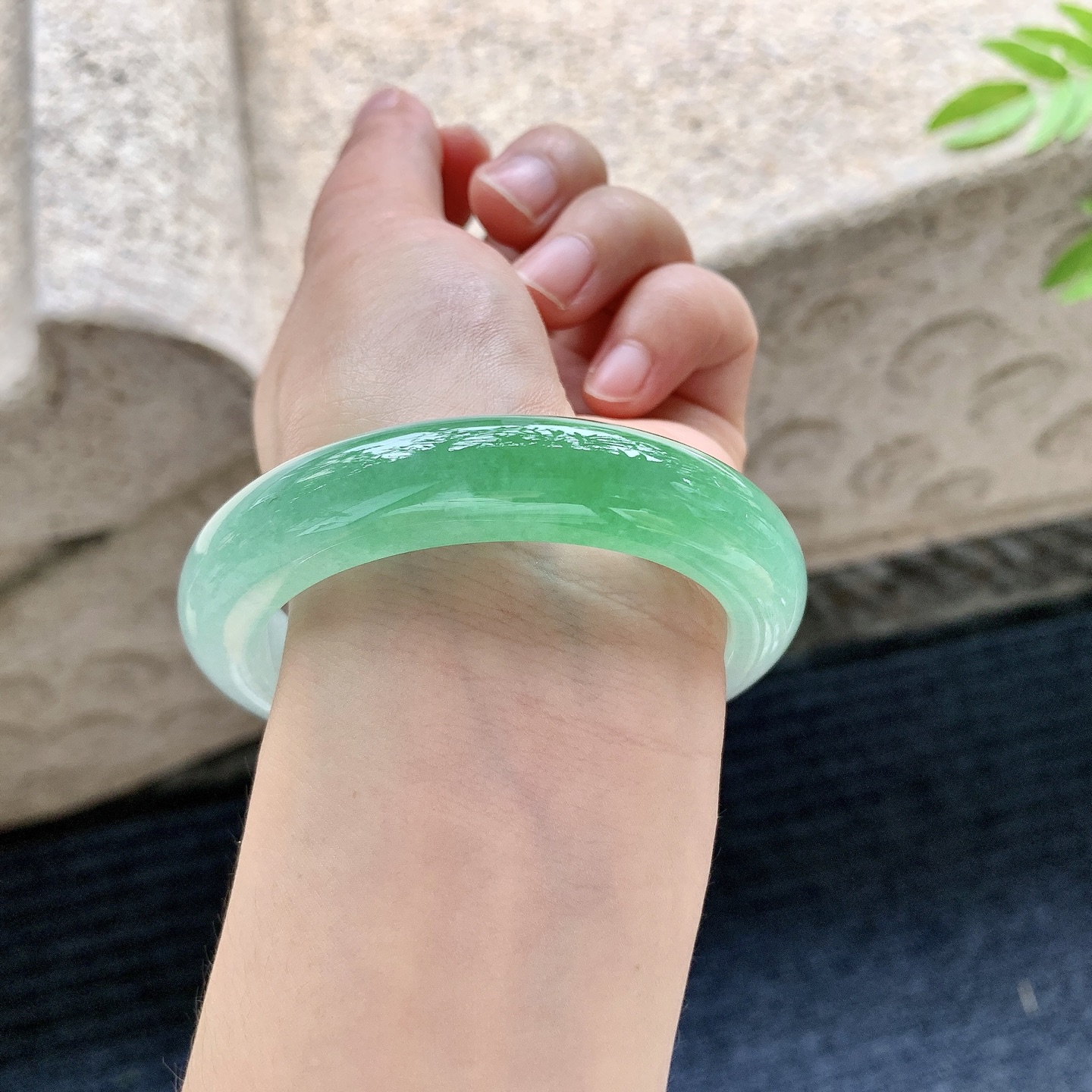 正圈54 55，圈口55.7/12.2/9.7，编码XY080124，冰糯阳绿，水润，种老，细腻，无裂