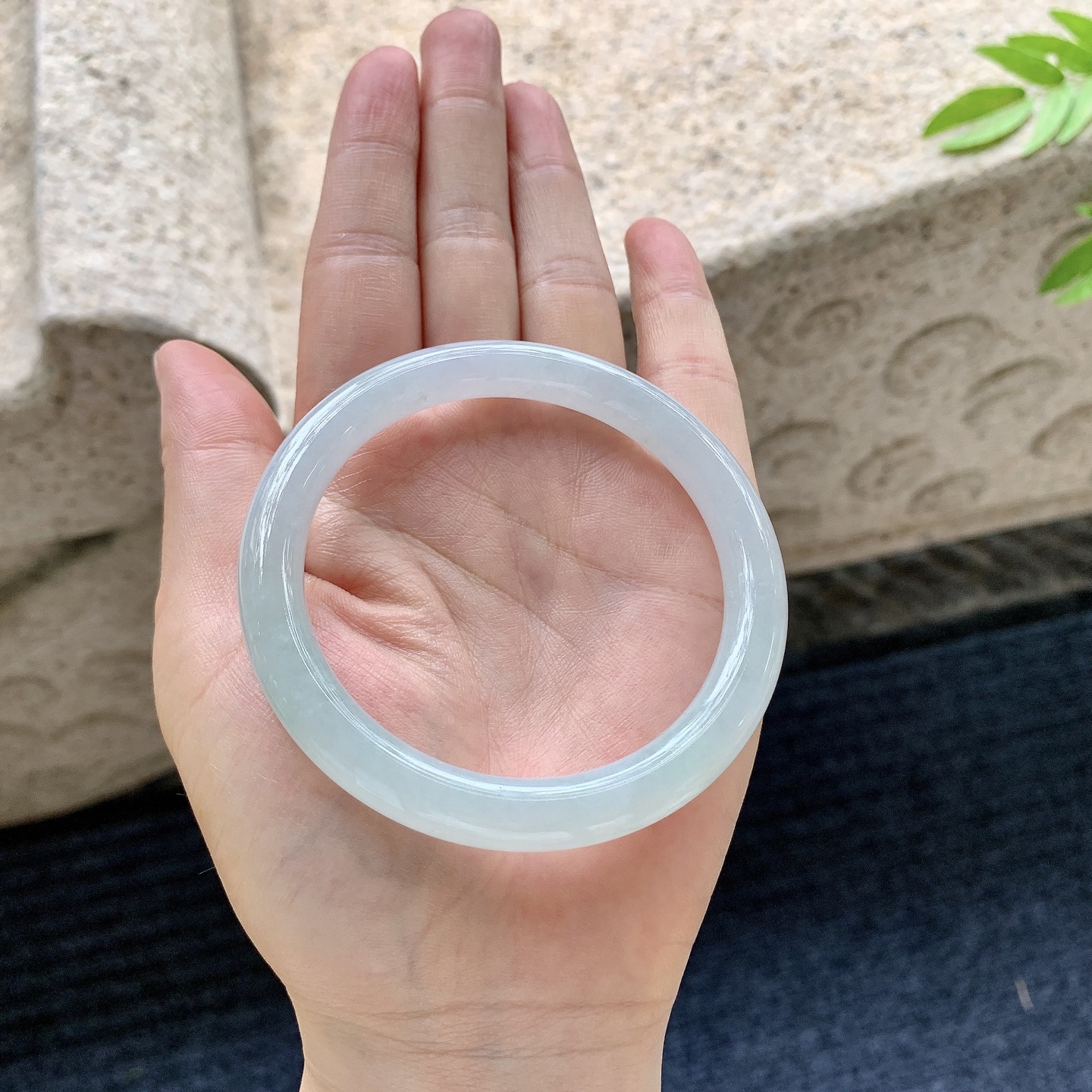 圆条55 56，圈口56.8/8.3/8.4，编码W6080127，细糯底色，水润，种老，细腻，无裂