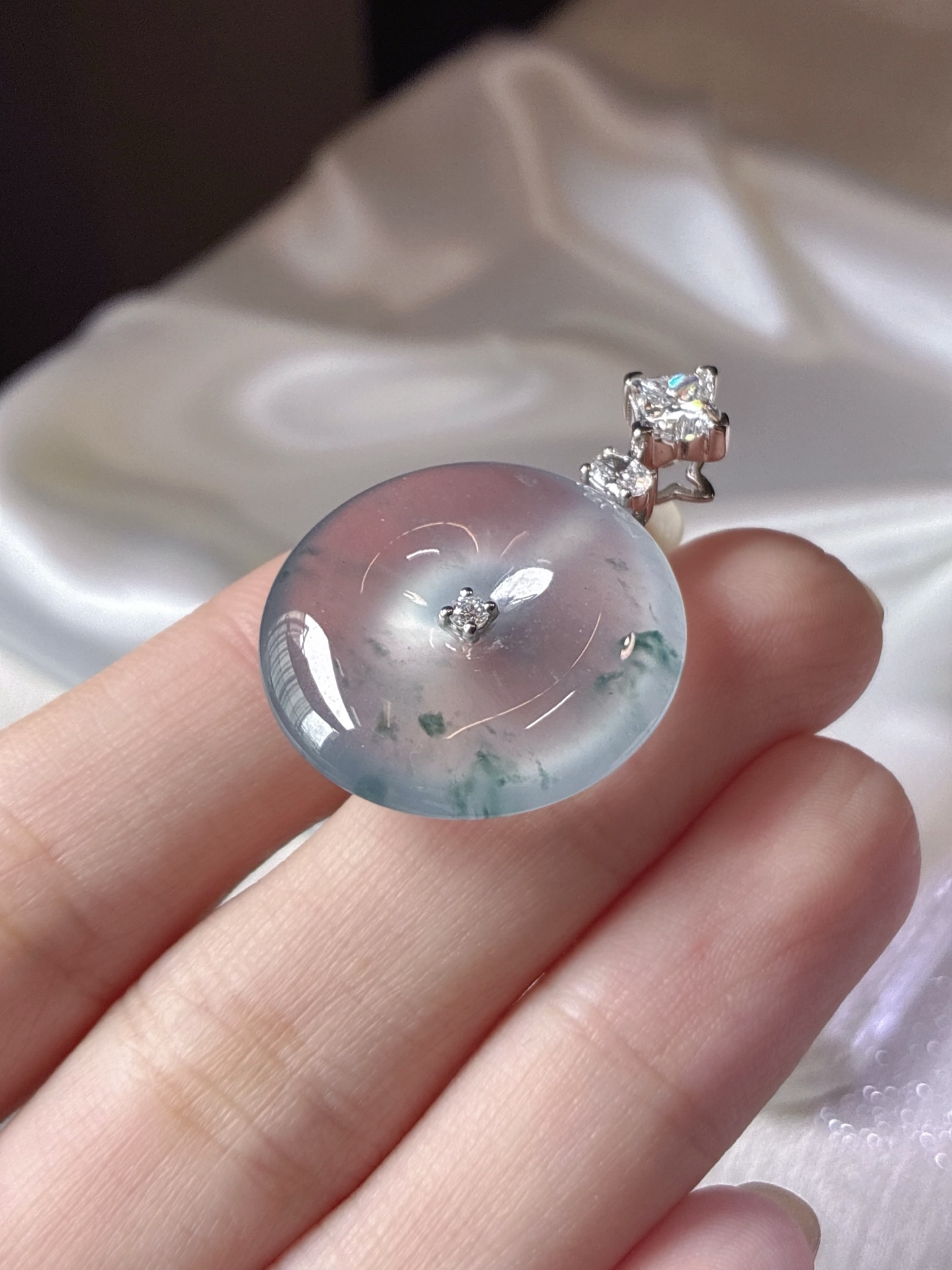 18K金镶嵌冰种飘彩平安扣吊坠，尺寸：33.0×22.8×6.1 裸石22.8×22.8×6.1，温润凝韵，典藏东方雅意