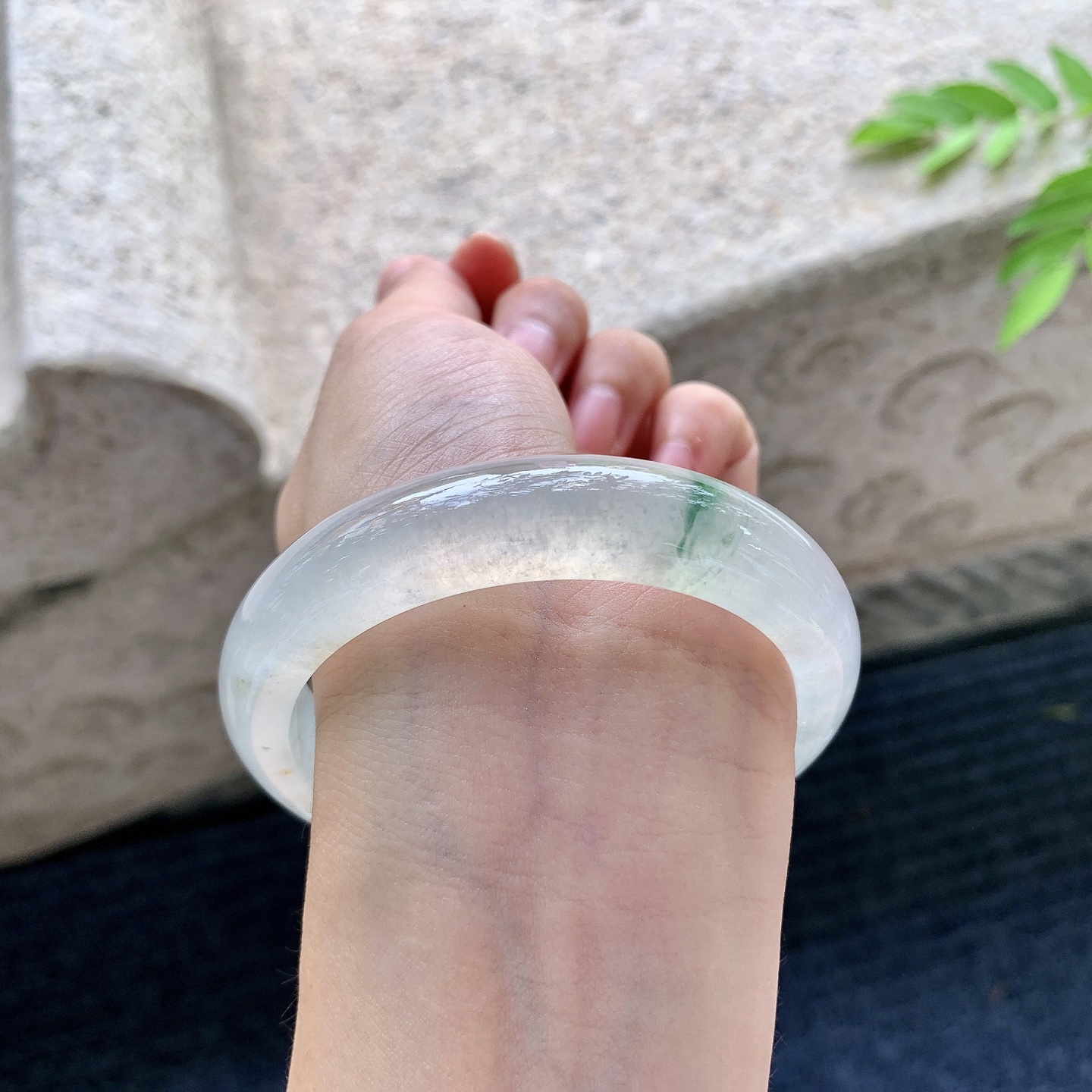 正圈56 57，圈口57/13/8.2，编码BA073082，描述冰糯飘绿，清透，水润，种老，细腻，打灯有棉线