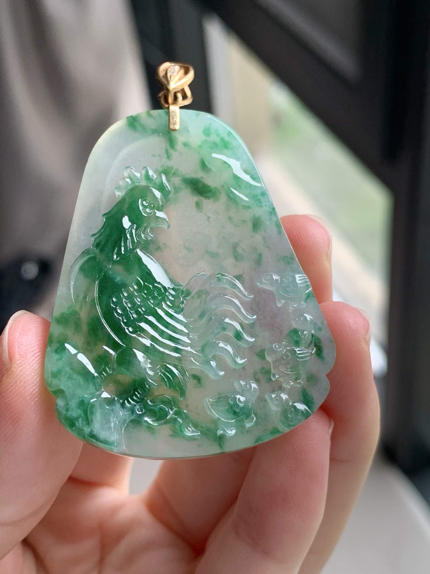【18k金镶嵌生肖鸡牌吊坠】飘花灵动，种老细腻形体佳尺寸：成品：56.5*36*5.6，裸石：45.8*36*5.6,a38731