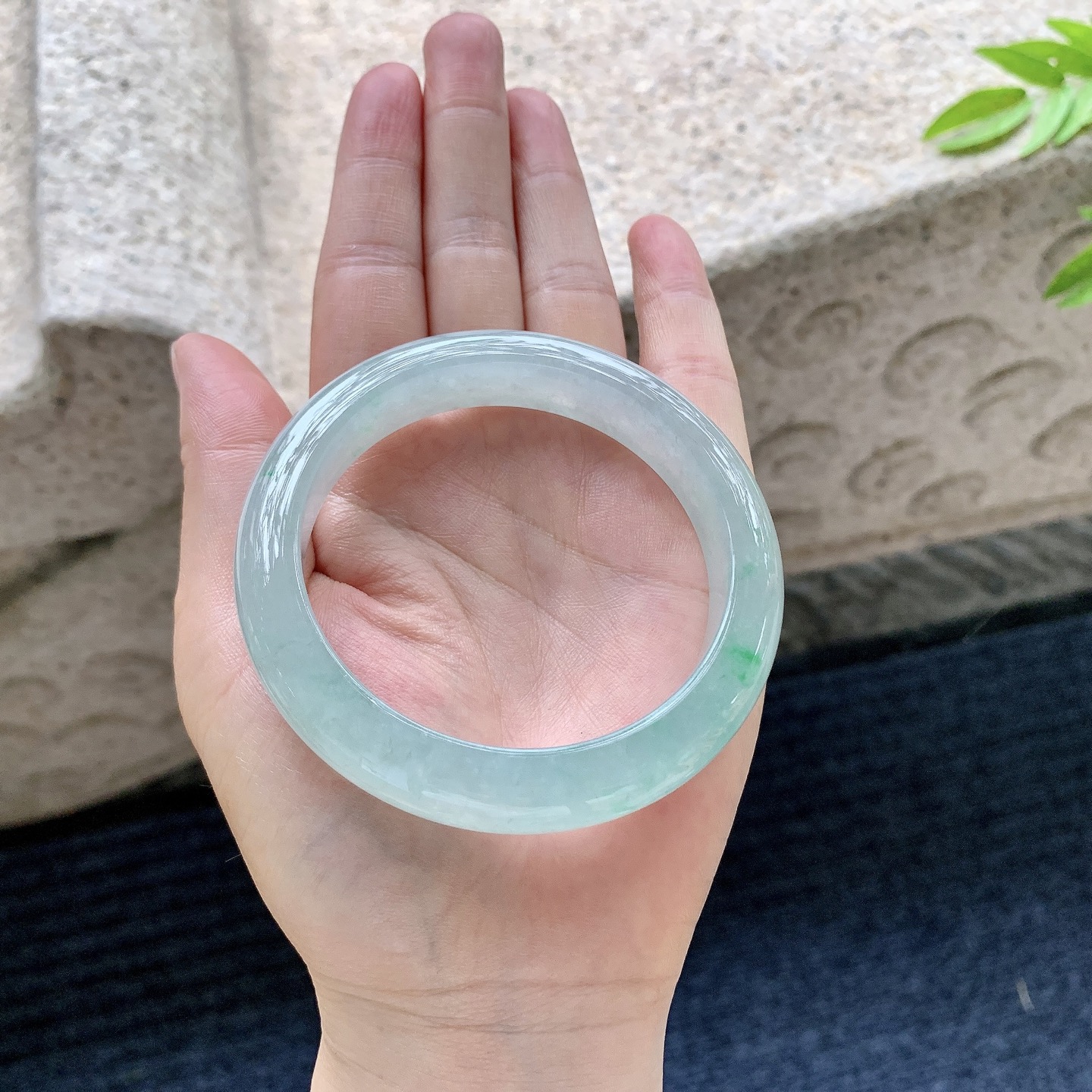 正圈56 57，圈口57.4/11.7/9.1，编码DJ080121，冰糯飘绿，水润，种老，细腻，打灯有絮线