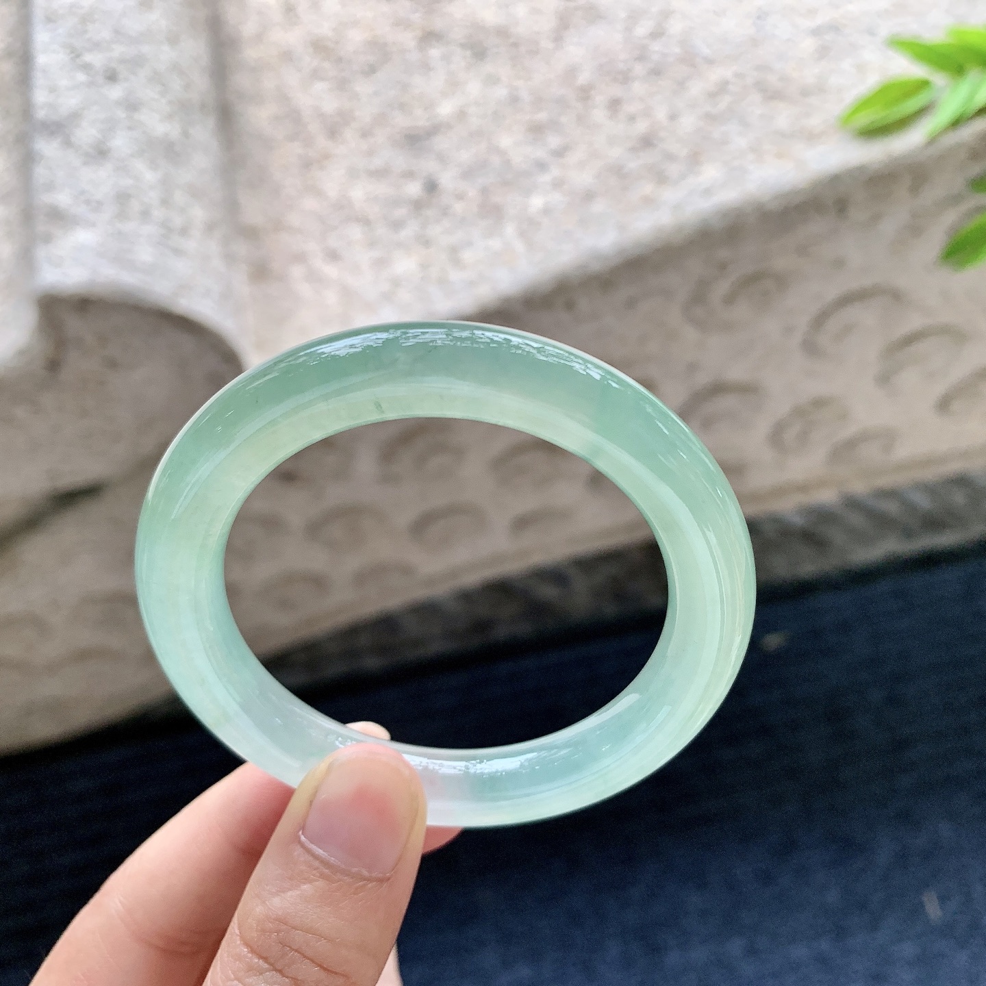 圆条50 51，圈口51.2/9.3/9.5，编码DZ080112，描述冰糯飘黄翡，水润，种老，细腻，有棉根