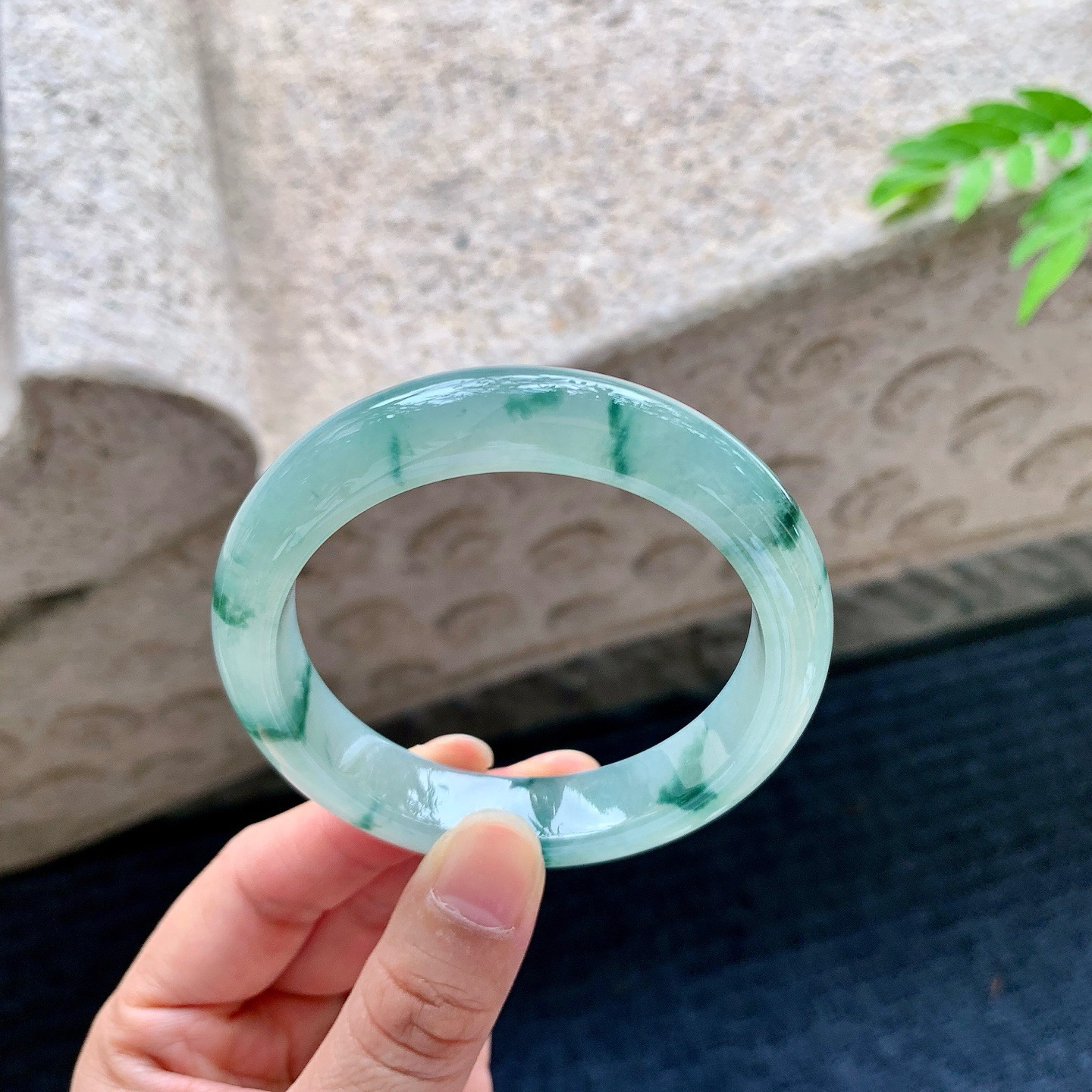 正圈54 55
【圈口】54.6/12/8.3
【描述】冰糯飘花，水润，种老，细腻，打灯有纹线！