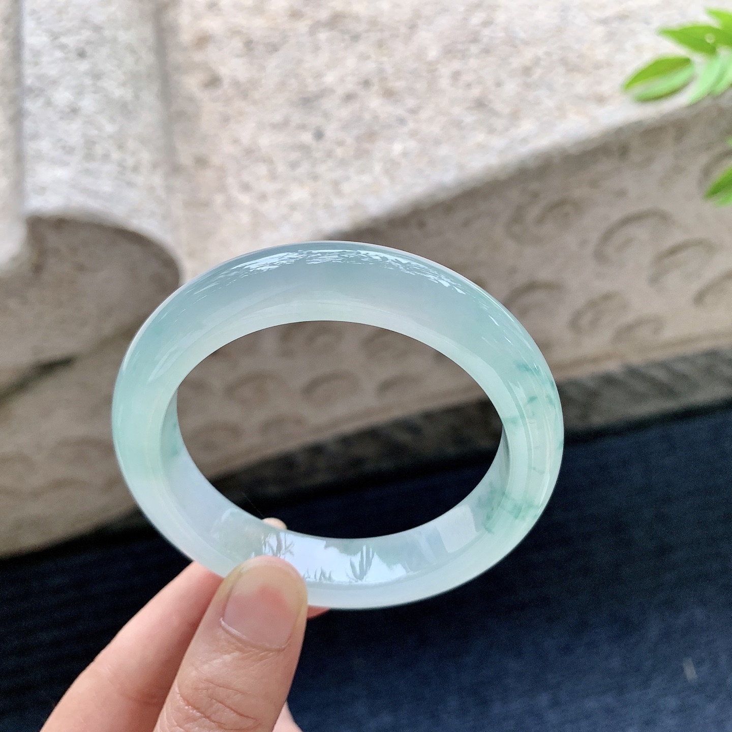 正圈54 55，圈口55.4/12.3/9.2，编码T6080138，冰糯飘花，清透，水润，种老，细腻，无裂。