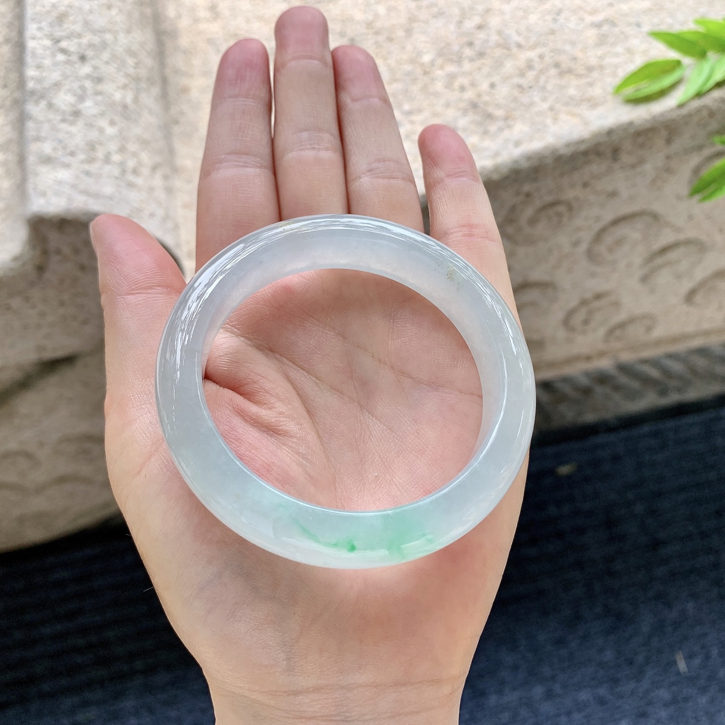 正圈53 54，圈口54.5/12.5/8.2，编码TB080139，冰糯飘绿，水润，种老，细腻，无