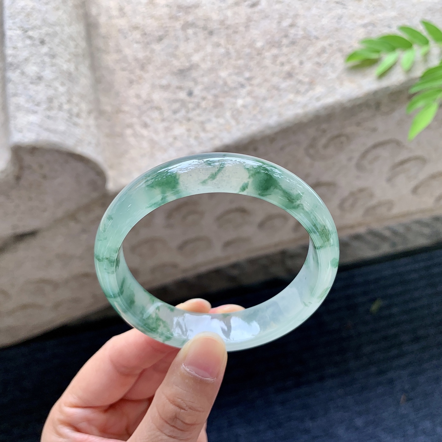 正圈55 56，圈口56.3/14/7.5，编码Q5073052，冰种飘花，清透，水润，种老，细腻，无裂。