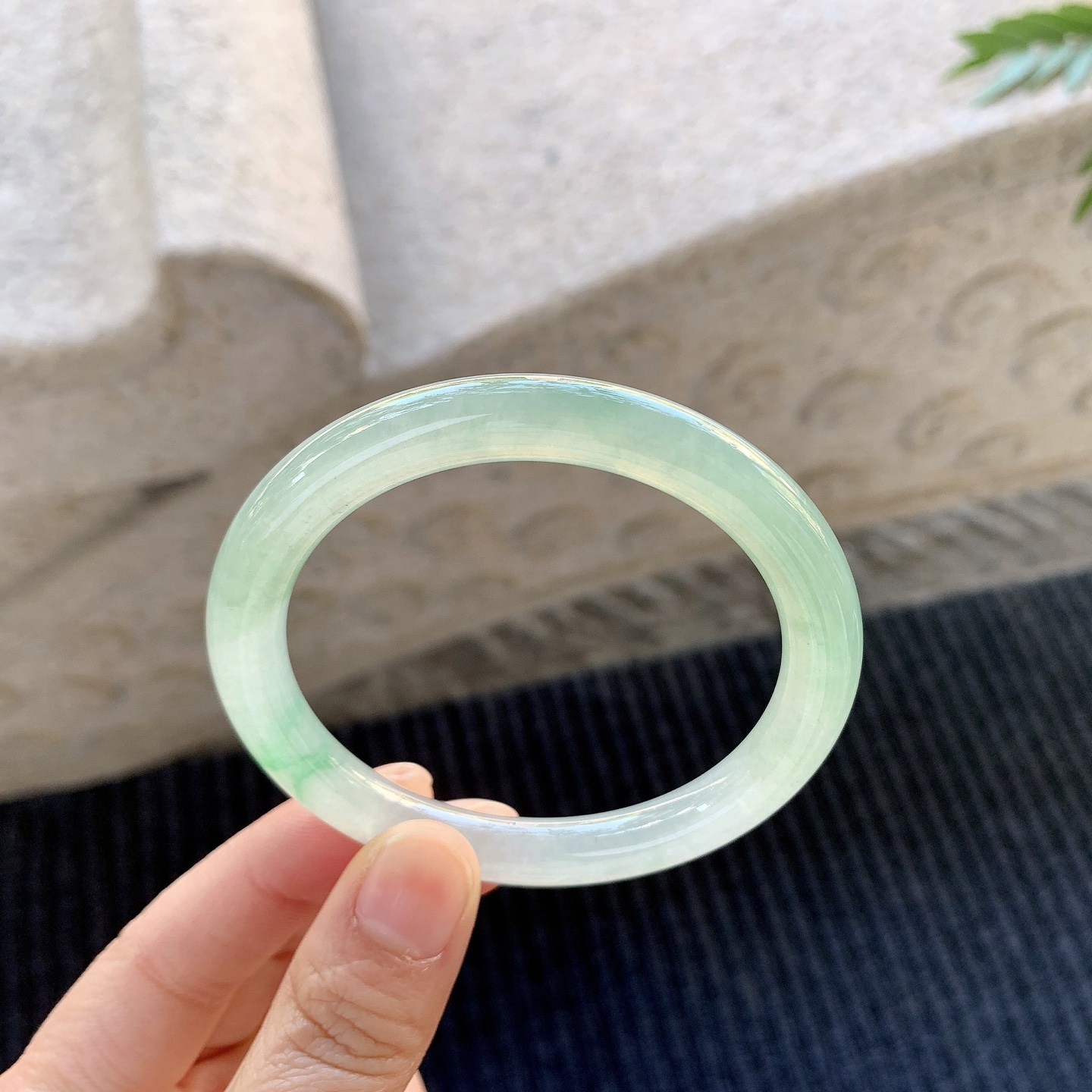 圆条54 55，圈口55.3/8/8.3，编码Q5073198，描述冰糯飘绿，清透，水润，种老，细腻，无裂。
