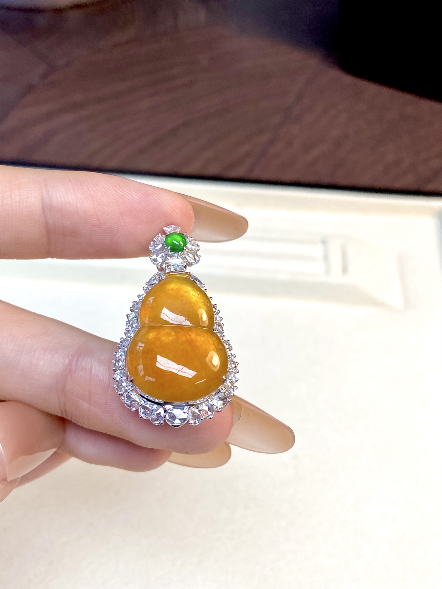冰种黄翡葫芦吊坠，明媚招财色，自带莹润光泽，小口大肚福气相，福禄满满，上身衬肤显贵：36.1-20.2-11.7，裸石：22.1-15.6-5.6mm，无裂。
