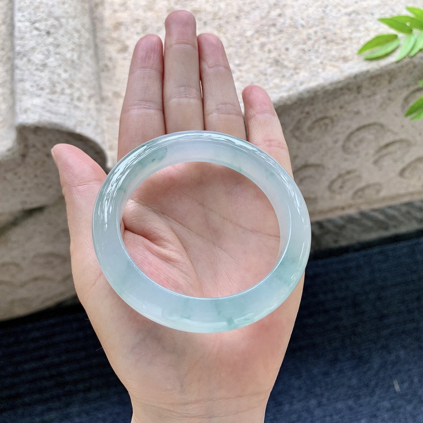 正圈54 55，圈口55.4/12.3/9.2，编码T6080138，冰糯飘花，清透，水润，种老，细腻，无裂。