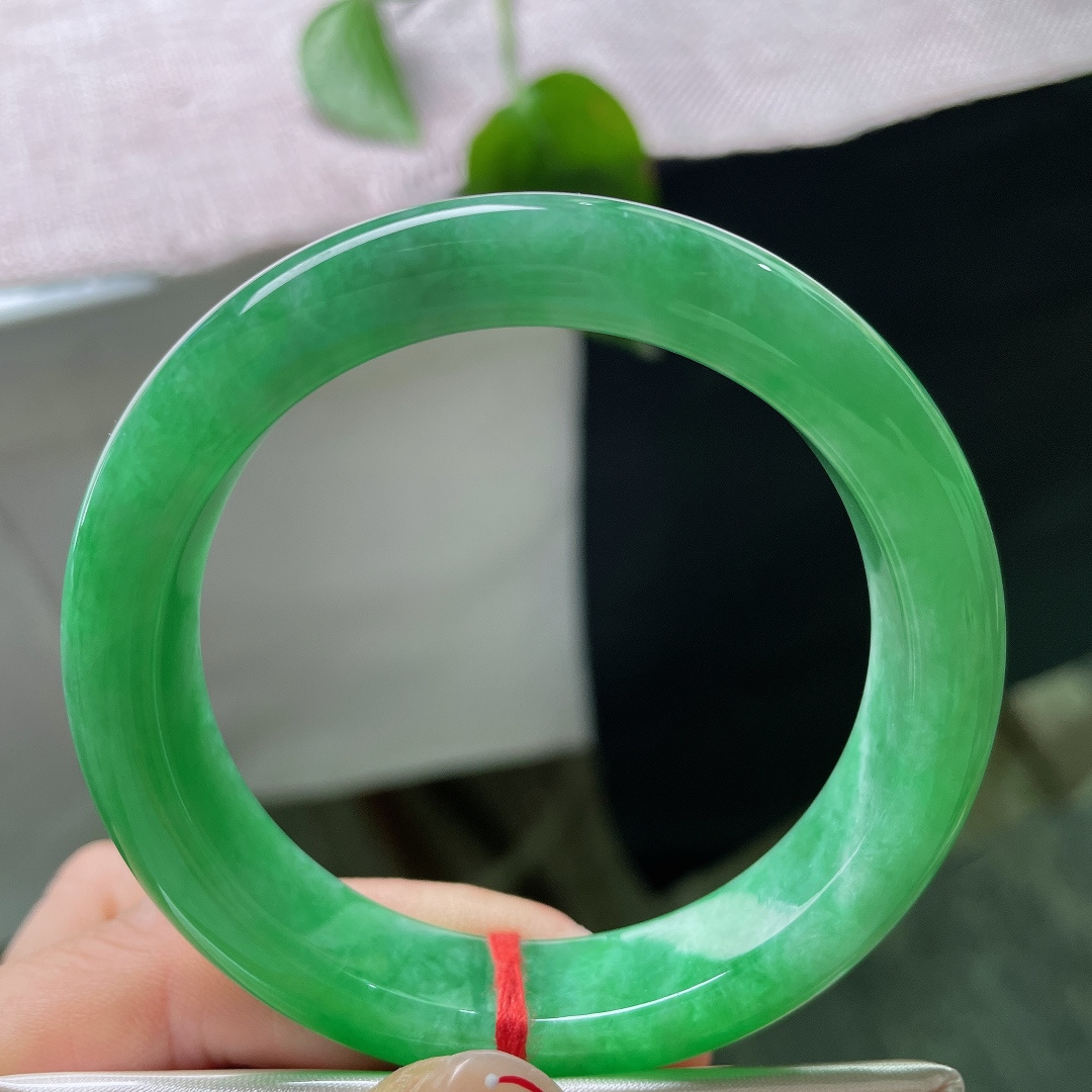 54.5/12.2/8.7，满绿正圈，一点皮纹，上手显贵大气，衬得肤色白皙红润，优雅端庄。ss56327a