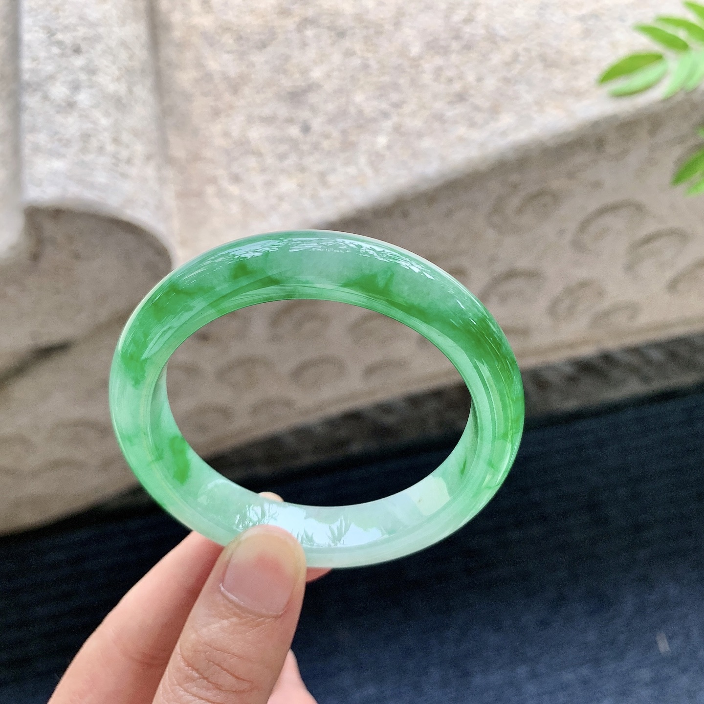 正圈52 53，圈口53/11.5/8.2，编码GN080136，描述冰糯辣绿，水润，种老，细腻，打灯有棉线
